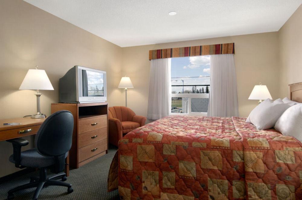 Days By Wyndham South Hotel